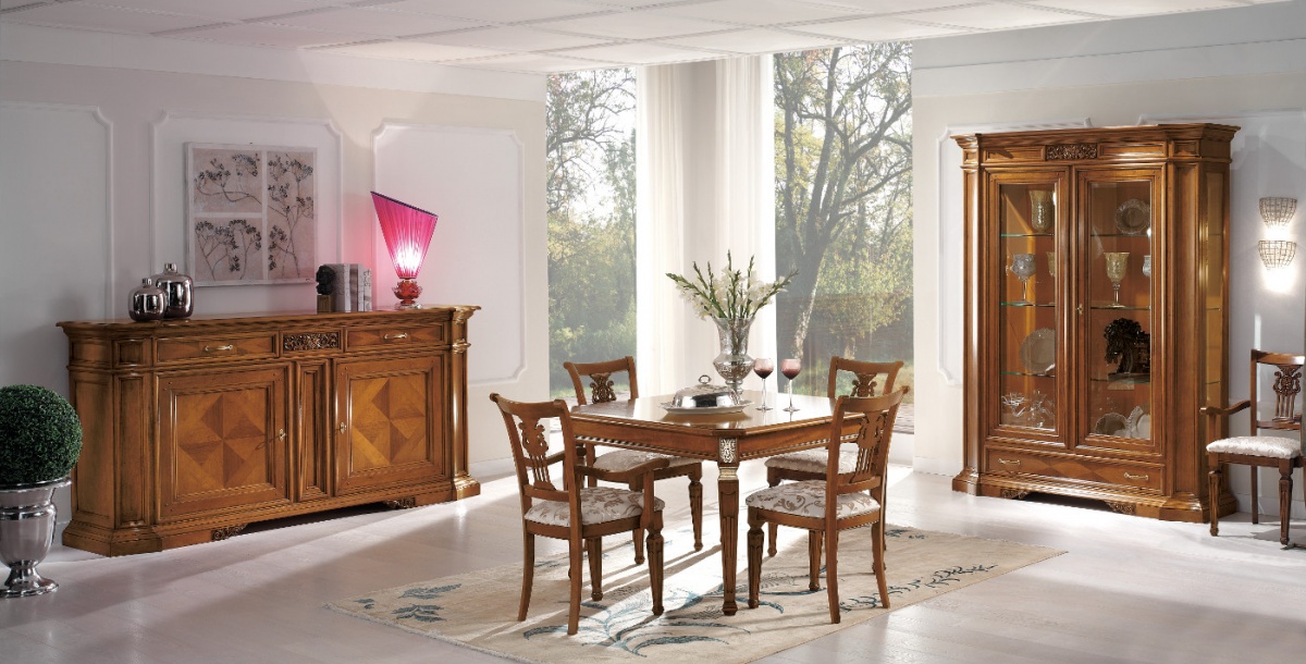 Sala da pranzo in stile, con vetrine, credenza, tavolo e sedie