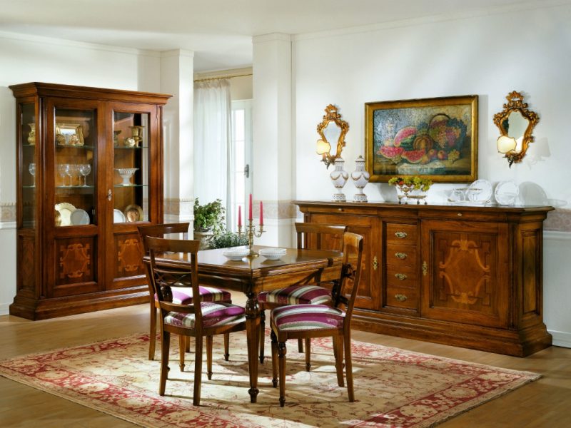 Sala da pranzo stile classico in legno massello finitura colore noce - Vetrina classica, cm. 160x50x217 h, art. 993 - Credenza classica, cm. 227x55x110 h, art. 964 - Tavolo allungabile, cm. 100x100 (aperto cm. 200x100), art. 995 - Sedia con seduta in stoffa, art. 971