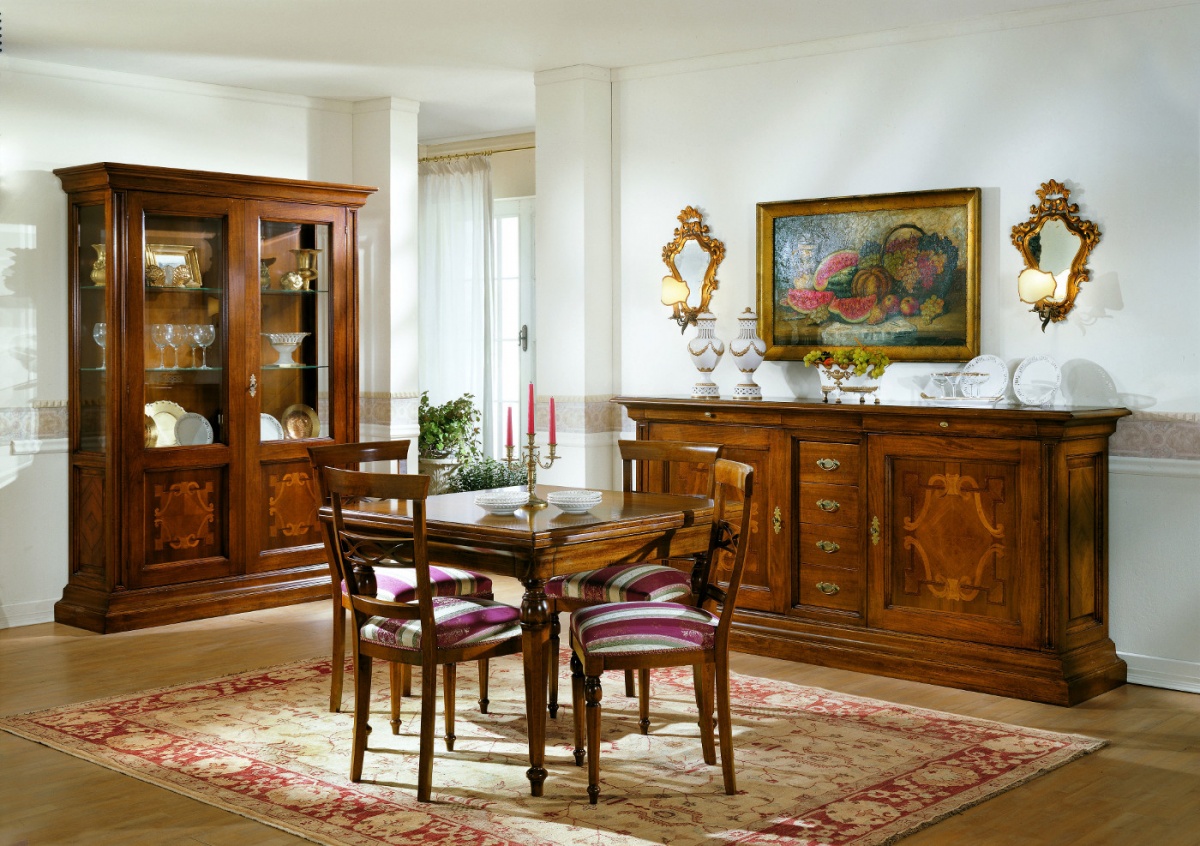 Sala da pranzo stile classico in legno massello finitura colore noce - Vetrina classica, cm. 160x50x217 h, art. 993 - Credenza classica, cm. 227x55x110 h, art. 964 - Tavolo allungabile, cm. 100x100 (aperto cm. 200x100), art. 995 - Sedia con seduta in stoffa, art. 971