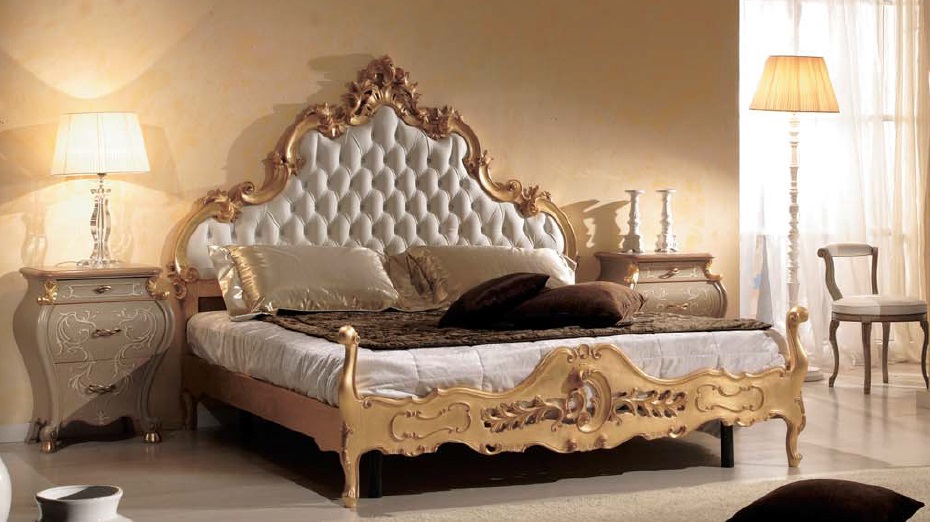 Letto matrimoniale classico in stile Veneziano con testata imbottita in ecopelle capitonnè, finitura foglia oro, cm. 203x210x170 h, art. 837 - Comodino 3 cassetti, finitura laccata con dettagli in foglia oro e decori realizzati a mano, cm. 56x40x75 h, art. 838 - Pouf imbottito in ecopelle, art. 839