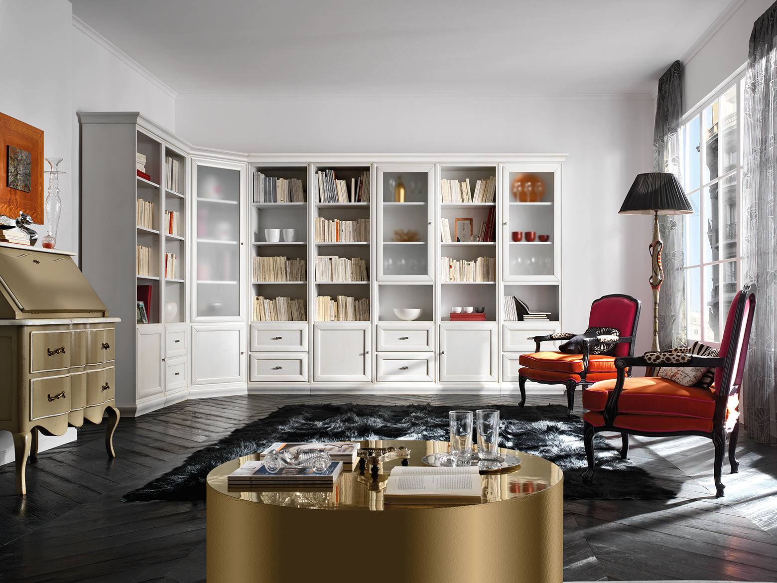 Luxury classic interno della libreria di casa. Salotto con