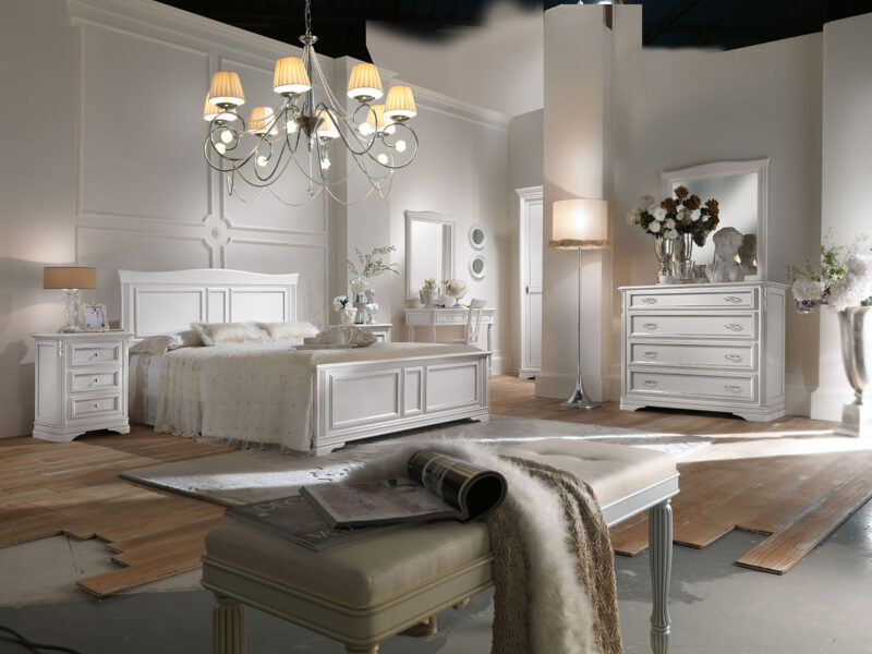 Camera da letto completa di letto matrimoniale, comò, comodini, panchetta, consolle e specchiera in finitura laccato bianco per rendere il tuo ambiente accogliente e luminoso